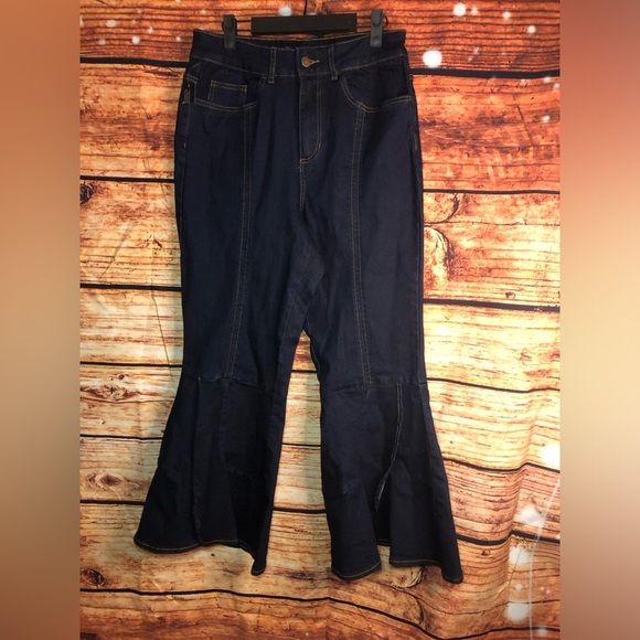 Ruffle Slit Hem Jeans - Picture 2 of 16